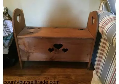 Small storage chest/bench
